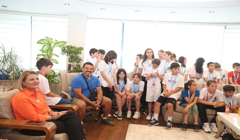 Başkan Hürriyet, başarılı yüzücüleri ağırladı