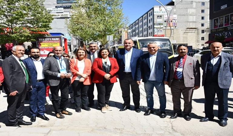 Başkan Hürriyet, Belediye Başkanları Çalıştayı için Van’a gitti