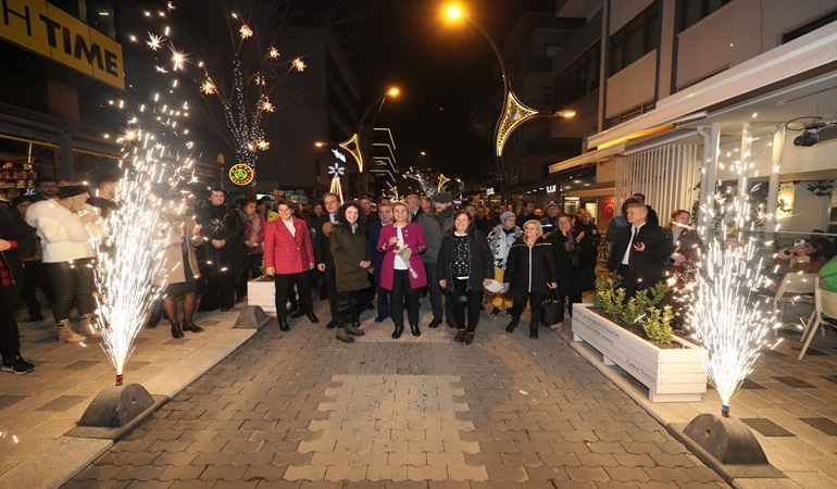 Başkan Hürriyet Cebesoy Sokağın ışıklarını halkla birlikte yaktı