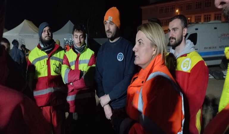 Başkan Hürriyet, deprem bölgesinde canla başla çalışan ISAR ekibine teşekkür etti