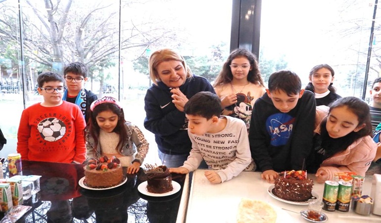 Başkan Hürriyet, depremzede aileleri Gülümse Kafe’de ağırladı