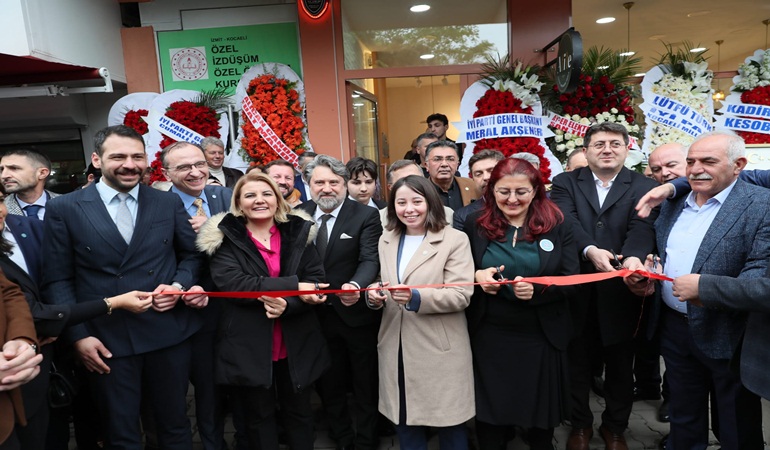 Başkan Hürriyet, Dilmen ve Yaşar’ın açılış heyecanına ortak oldu