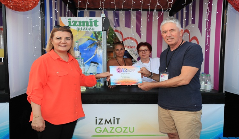 Başkan Hürriyet festivale katkı sunanlara teşekkür belgelerini takdim etti