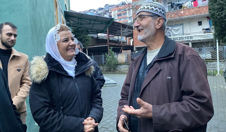 Başkan Hürriyet gece gündüz demeden İzmitlilerle buluşmaya devam ediyor