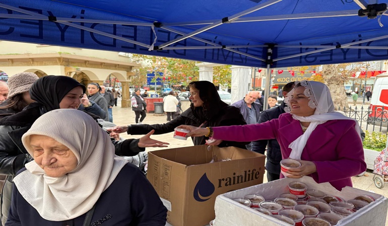 Başkan Hürriyet helva dağıttı