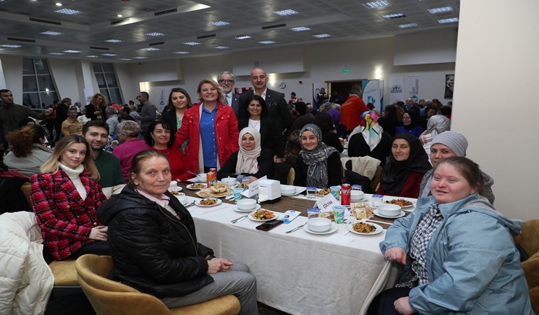 Başkan Hürriyet, iftar sofrasını engelli dernekleriyle paylaştı