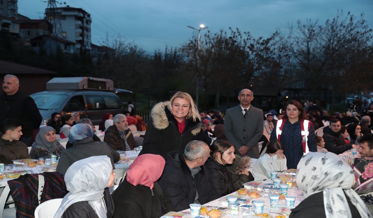 Başkan Hürriyet iftarda vatandaşlarla bir araya geldi