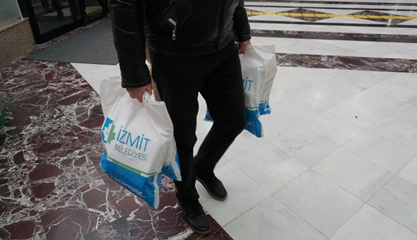 Başkan Hürriyet, ilk maske teslimini gerçekleştirdi