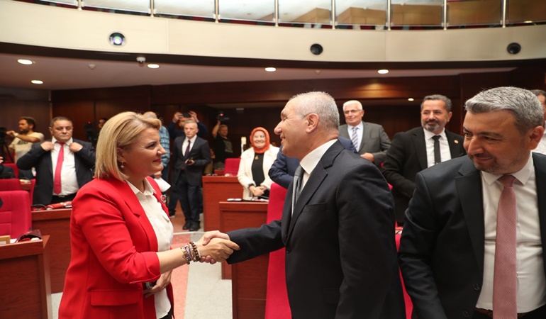 Başkan Hürriyet ilk mecliste alkışlarla karşılandı