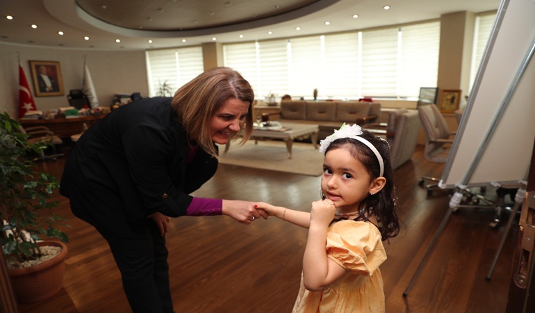 Başkan Hürriyet, İstiklal Marşı’nı ezbere okuyan 4 yaşındaki Beren ile buluştu