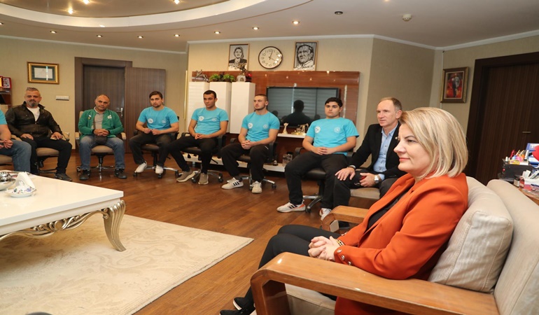 Başkan Hürriyet, İzmitli pehlivanları ağırladı