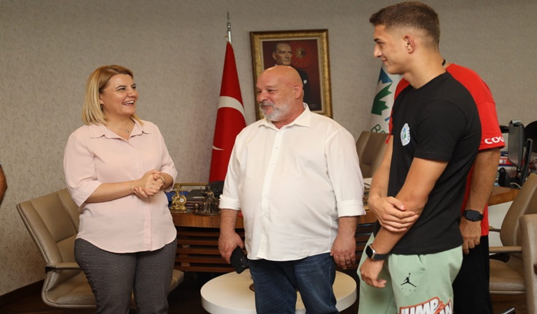 Başkan Hürriyet, Manisa’da er meydanına çıkacak İzmitli Pehlivanlara başarılar diledi