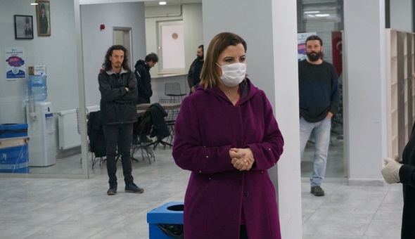 Başkan Hürriyet maskesini taktı sokağa çıktı