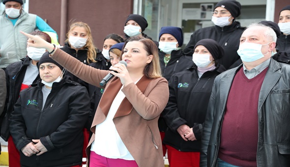 Başkan Hürriyet mesaiye temizlik işçileriyle başladı