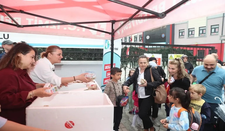 Başkan Hürriyet, Milli Eğitim’e öğrencilere ücretsiz yemek için tekrar çağrı yaptı