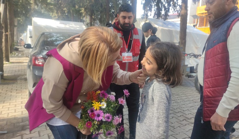 Başkan Hürriyet, minik Hena’nın bağlama isteğini geri çevirmedi