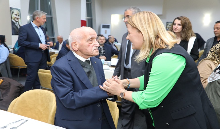 Başkan Hürriyet muhtarları kutladı