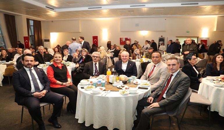 Başkan Hürriyet muhtarlarla iftarda bir araya geldi