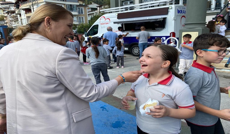 Başkan Hürriyet öğrencilere ücretsiz yemek vermekte kararlı