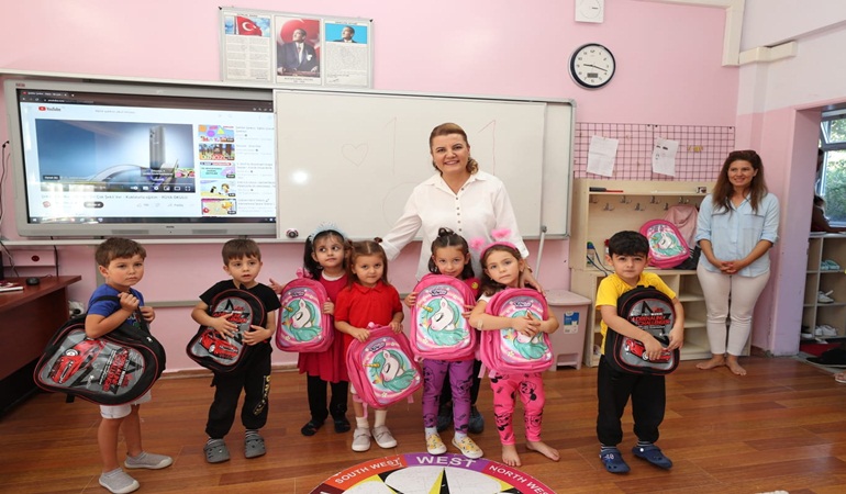 Başkan Hürriyet, öğrencileri hediyelerle sevindirdi