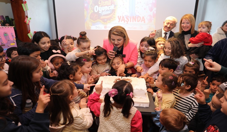 Başkan Hürriyet Oyuncak Müzesi’nde çocuklarla çocuk oldu!