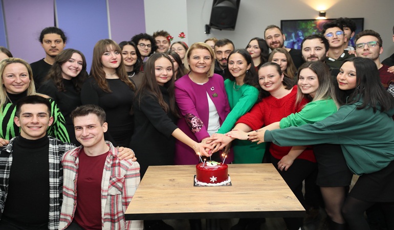 Başkan Hürriyet, Sahne İzmit’in yeni yıl coşkusuna ortak oldu