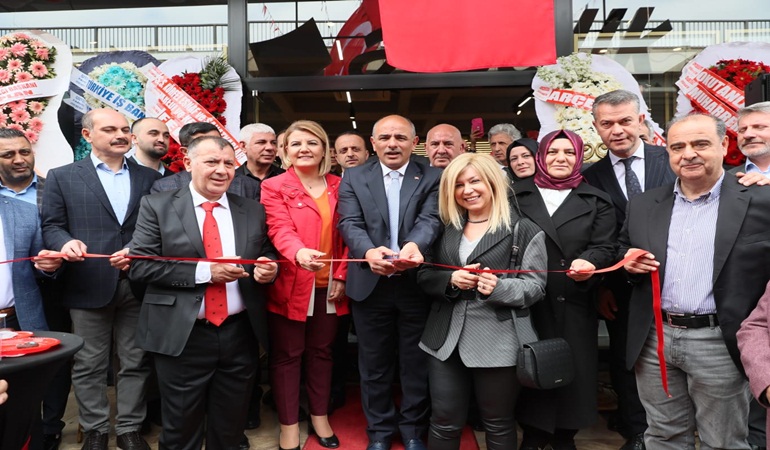 Başkan Hürriyet, Şengül ailesinin açılış heyecanına ortak oldu