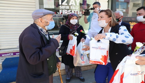 Başkan Hürriyet sokağa çıkan vatandaşlarla bayramlaştı
