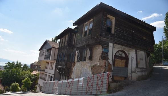 Başkan Hürriyet tarihi İzmit evlerine sahip çıkıyor