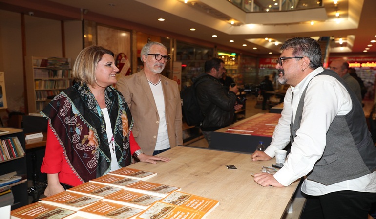 Başkan Hürriyet’ten imza günü düzenleyen yazarlara ziyaret