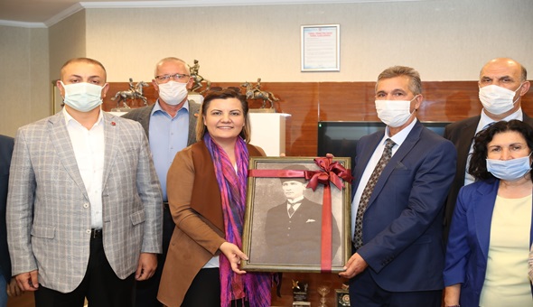 Başkan Hürriyet’ten muhtarlara pastalı kutlama