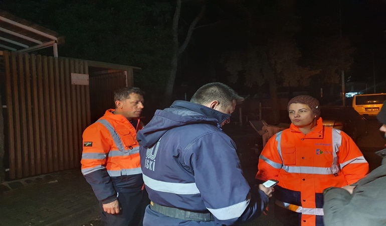 Başkan Hürriyet ve yardım ekipleri depremzedeler için sahada çalışıyor