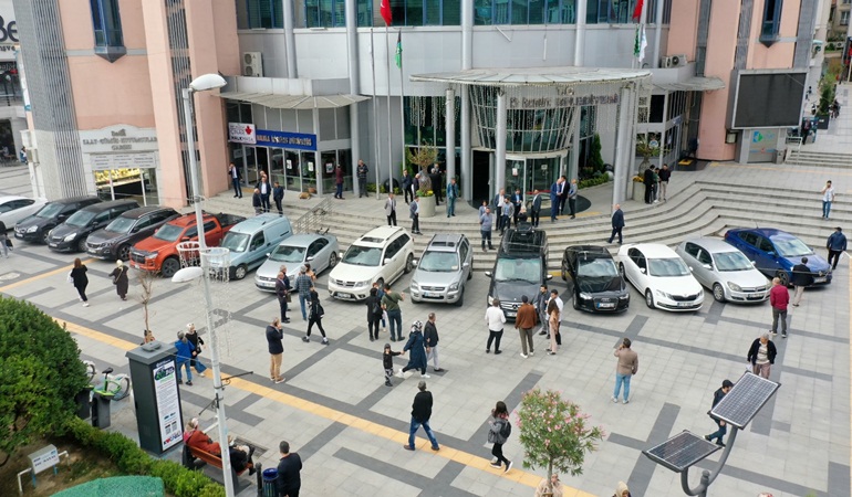 Başkan Hürriyet ve yönetici kadrosu şahsi araçlarını vatandaşların hizmetine sundu 