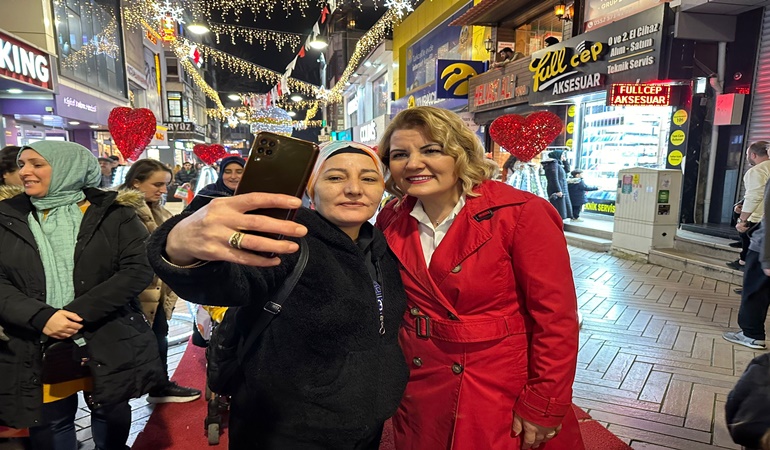 Başkan Hürriyet, yılbaşı gecesi esnaf ve vatandaşlara iyi yıllar diledi