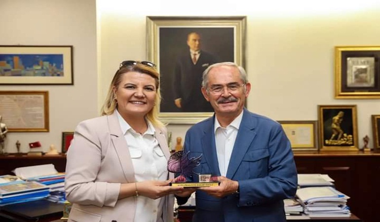 Başkan Hürriyet Yılmaz Büyükerşen’e Altın Pişmaniye ödülünü takdim etti 