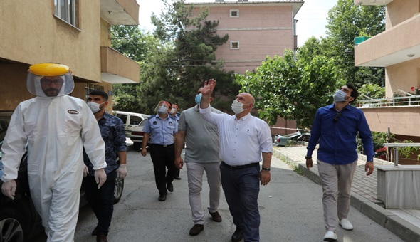 Başkan, karantina altındaki sokağa gitti