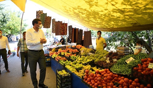 Başkan Kocaman'dan pazar alışverişi 