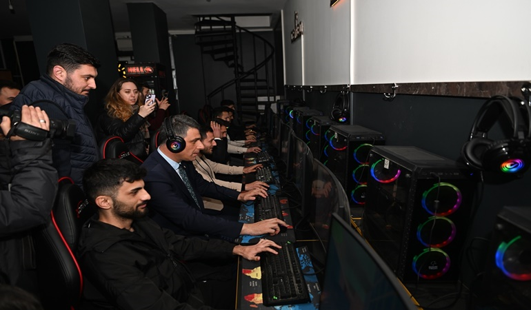 Başkan Kocaman, gençlerle Counter Strike oynadı