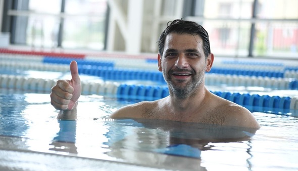 Başkan Kocaman havuzda 20 gençle yüzecek