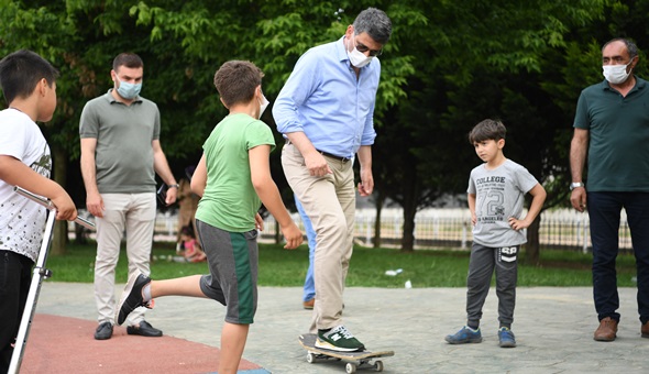 Başkan Kocaman'ın kaykay denemesi