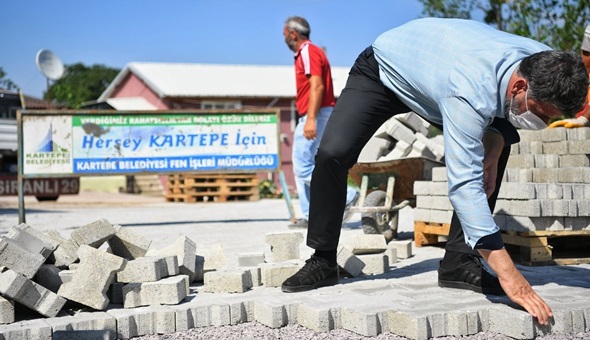 Başkan Kocaman, işçilerle birlikte parke döşedi