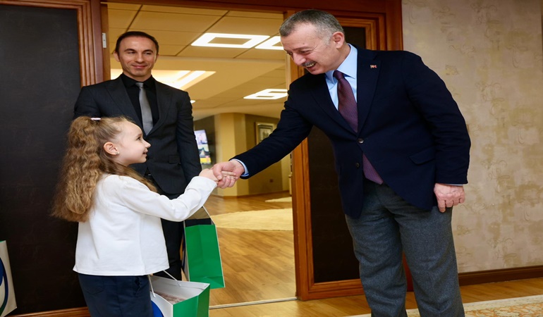 Başkan, koltuğunu çocuklara bıraktı