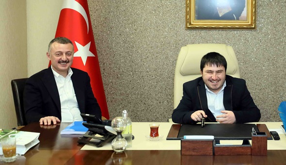 Başkan,koltuğunu özel öğrencilere bıraktı