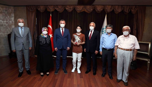 Başkan, LGS’de dereceye giren öğrencileri ödüllendirdi 