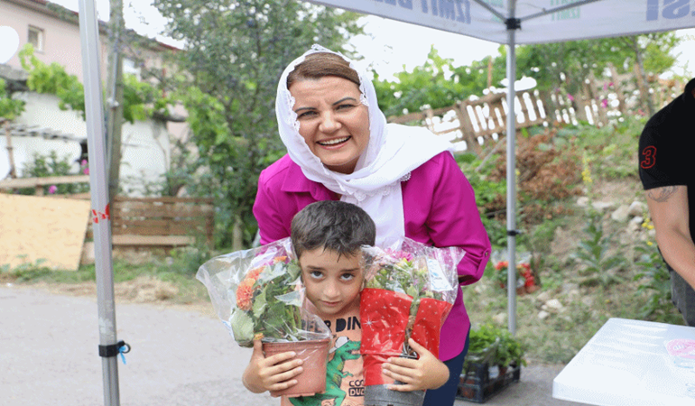 Başkan mezarlıkta çiçek dağıttı