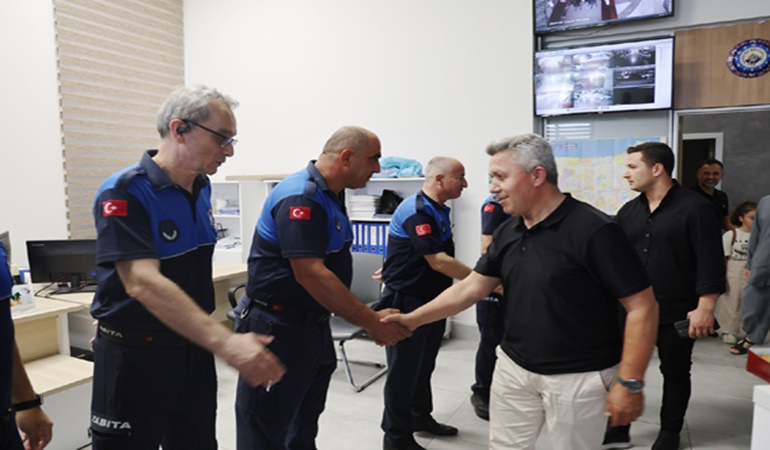 Başkan Ölmez zabıta memurlarını kutladı 