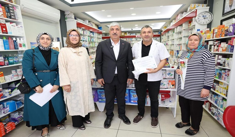 Başkan Ömeroğlu eczacıları kutladı