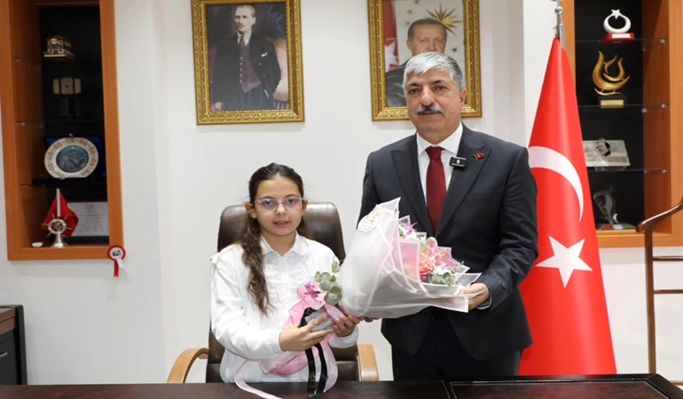 Başkan Ömeroğlu, koltuğu minik öğrenciye devretti