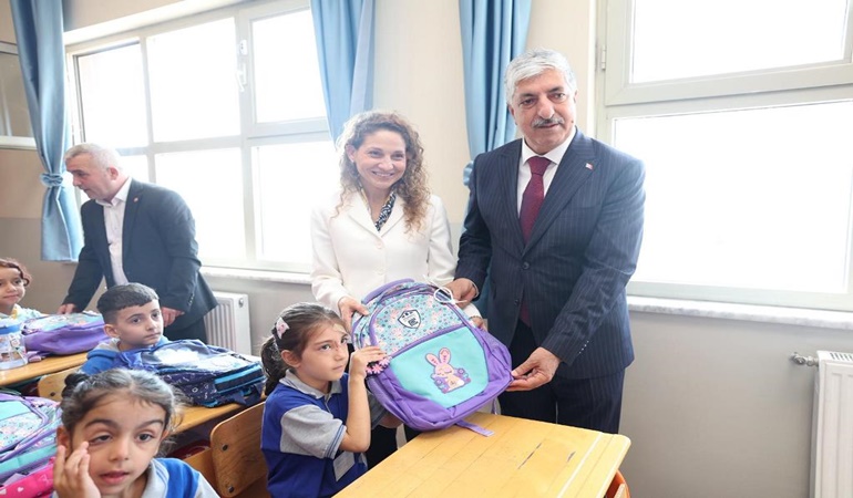 Başkan Ömeroğlu’ndan öğrencilere çanta ve kırtasiye desteği