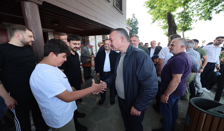 Başkan Orhan Cami cemaati ile bayramlaştı